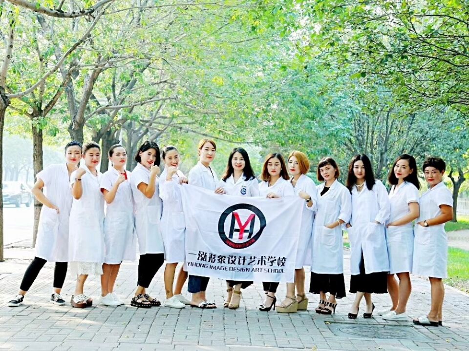 学纹绣化妆是在店里学好还是去学校学好呢？